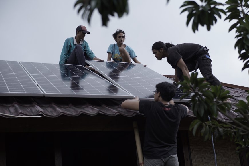 Panel Surya  dan Gema Azan di Kaki Rinjani