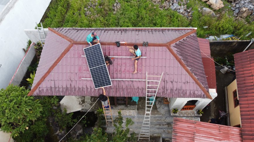 Panel Surya  dan Gema Azan di Kaki Rinjani