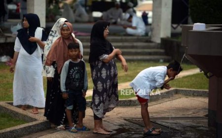 Prophet ablutions: Not more than a half bottle of water