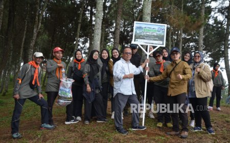 Tekan Emisi dengan Bersihkan Hutan di Gunung Putri