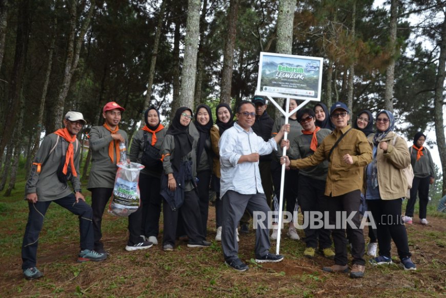 Tekan Emisi dengan Bersihkan Hutan di Gunung Putri