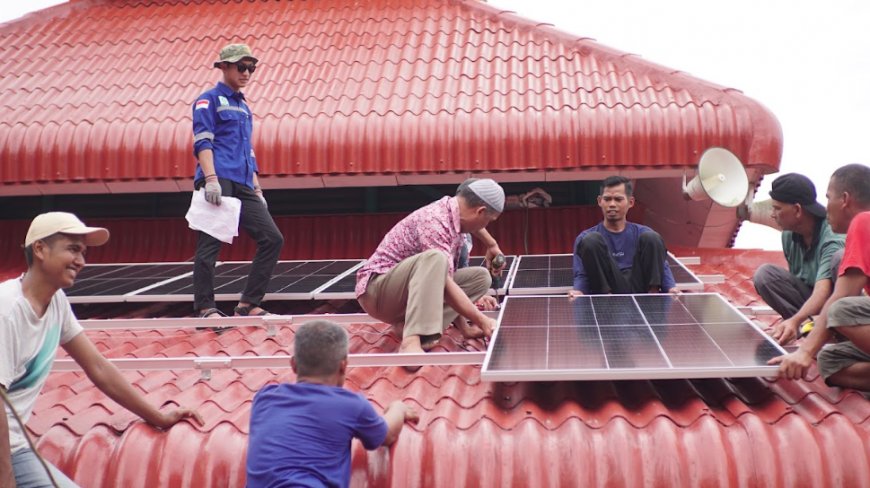 Pemasangan instalasi Panel Surya di Masjid Buya Syafii Maarif di Sijunjung, Sumatra Barat