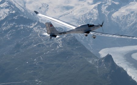 Pesawat Tenaga Surya Terbang di Atas Pegunungan Alpen, Masa Depan 'Penerbangan Fosil' Dipertanyakan